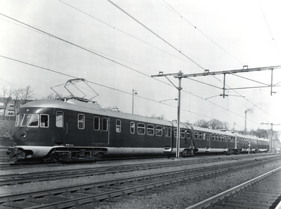 804538 Afbeelding van het electrische treinstel nr. 657 (plan B, mat. 1946) van de N.S. te Arnhem.